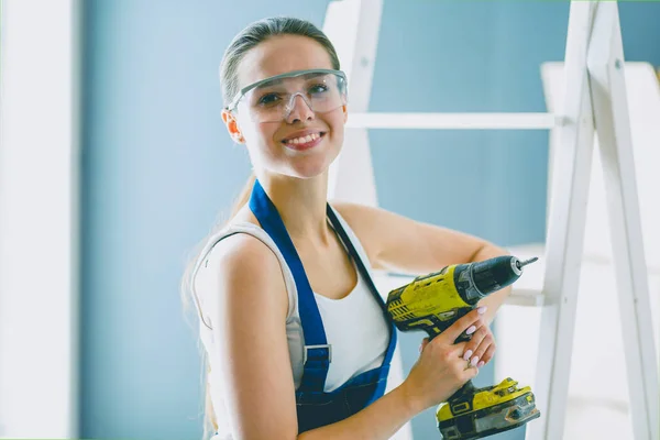 Retrato de mulher jovem enquanto está de pé novo apartamento  . — Fotografia de Stock