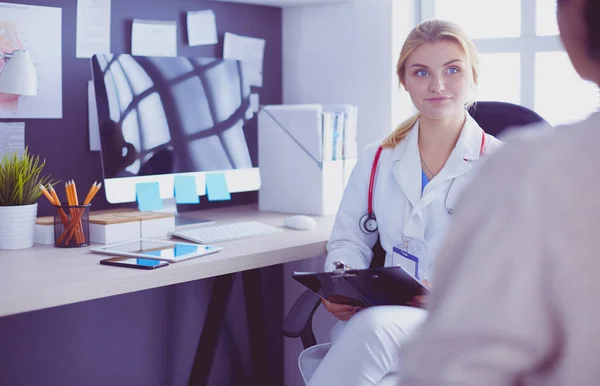 Woman doctor explaining diagnosis to her female patient — Stock Photo, Image