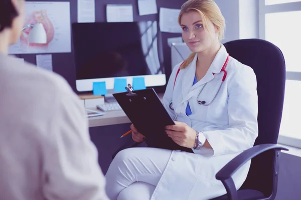 Vrouwelijke dokter legt diagnose uit aan haar vrouwelijke patiënt — Stockfoto