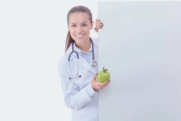 用苹果和空白横幅微笑医生。女医生 — 图库照片