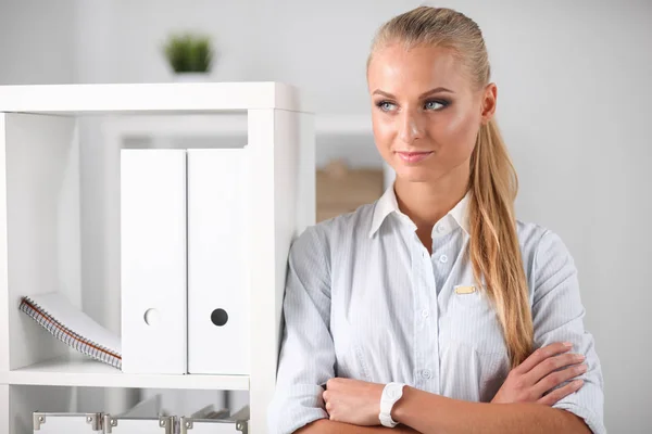 Moderne Geschäftsfrau steht im Büro — Stockfoto