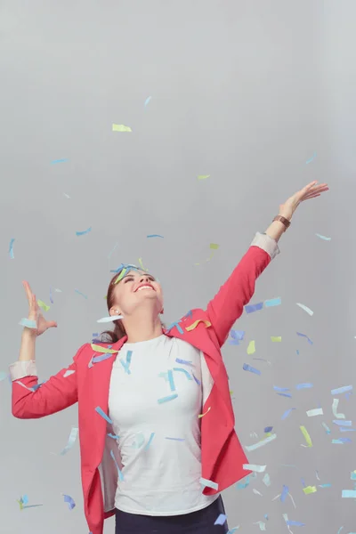 Portreit hermosa mujer feliz en la fiesta de celebración con confeti. Cumpleaños o Nochevieja celebrando concepto . —  Fotos de Stock