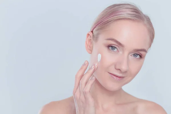 La belle jeune fille avec une peau propre et fraîche touche avec une main une joue — Photo