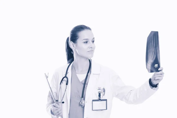 年轻的女医生看着被白色背景隔离的X光照片。女医生. — 图库照片