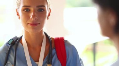 Kadın doktor hastanede duruyor.