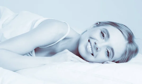 Young beautiful girl sleeps in the bedroom — Stock Photo, Image