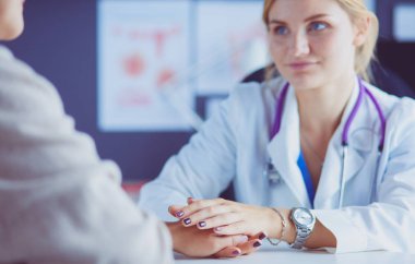 Kadın doktor yaşlılara hastanede el ele tutuşmalarında yardım ediyor