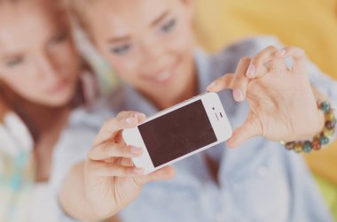 Neşeli genç kızlar kafede selfie yapar