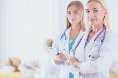 tıbbi ofiste geçti silah ile duran üç kendine güvenen kadın doktor portresi.