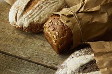 Ahşap zemin üzerinde çeşitli ekmeklerin bileşimi