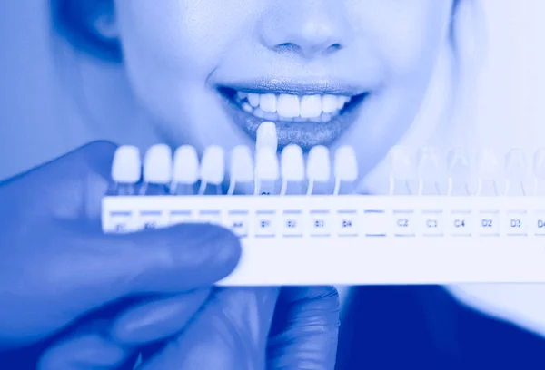 Dentista e paciente sentado no consultório odontológico — Fotografia de Stock