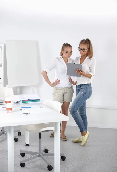 Zwei Unternehmerinnen treffen sich informell im modernen Büro — Stockfoto
