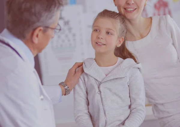 Petite fille avec sa mère chez un médecin sur consultation — Photo