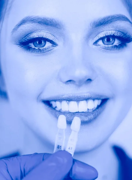 Dentista e paciente sentado no consultório odontológico — Fotografia de Stock
