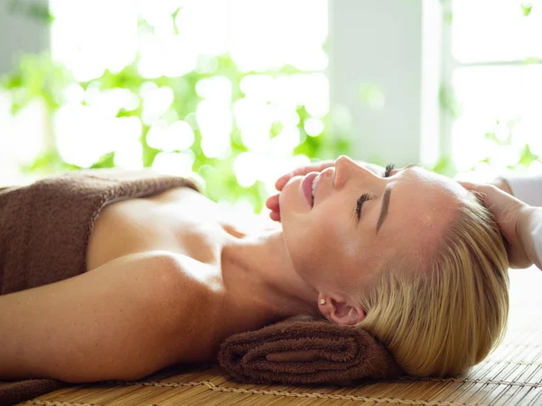 Mulher bonita fazendo massagem facial em um salão de spa — Fotografia de Stock