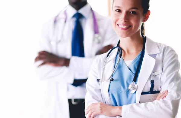 Una dottoressa sorridente con una cartella in uniforme all'interno . — Foto Stock