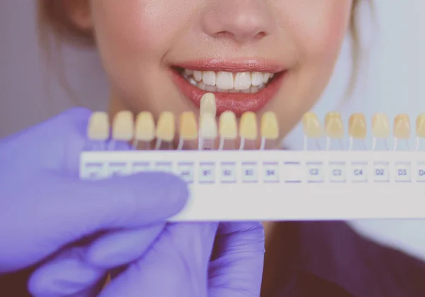 Dentista e paciente sentado no consultório odontológico — Fotografia de Stock