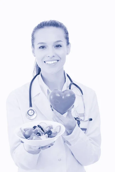 新鮮な野菜と赤い心を持つプレートを保持する美しい女性医師の肖像画。女性医師 — ストック写真