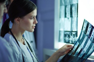 Hastane doktorları acil serviste röntgenlere bakıyor.