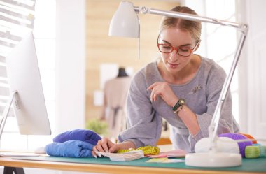 Genç, yaratıcı terzi, stil sahibi, terzi konsepti..