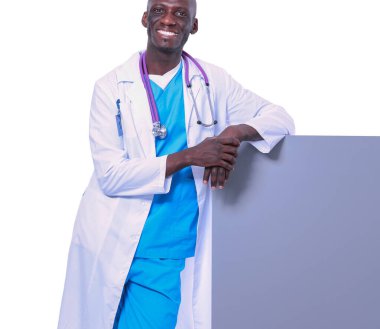 Erkek doktor elinde boş bir levha tutuyor. Doktor bey. İlan tahtası