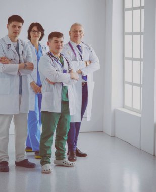 Başarılı tıbbi ekip. Kendine güvenen doktorlar bir arada durur ve gülümserler.