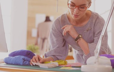 Genç, yaratıcı terzi, stil sahibi, terzi konsepti..