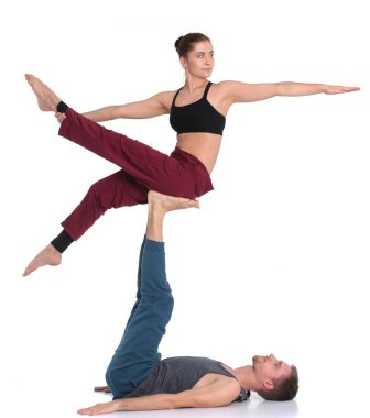 Genç atletik çift pratik acroyoga. Çiftinde Dengeleme.