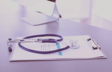 Tıbbi ekipman: Beyaz arka planda mavi steteskop ve tablet. Tıbbi ekipman