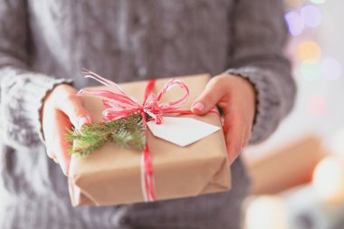 Noel hediye kutusu tutan kadın elleri. Noel