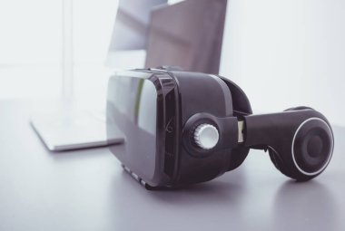 Bilgisayarlı sanal gerçeklik gözlükleri. İş. 3D teknoloji
