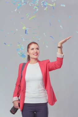 Kamera ile konfeti kutlama partisinde güzel mutlu kadınla. Doğum günü veya yeni yıl arifesi kavramı kutlama