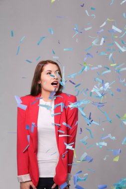 Konfeti kutlama parti güzel mutlu kadın. Doğum günü veya yeni yıl arifesi kavramı kutlama.