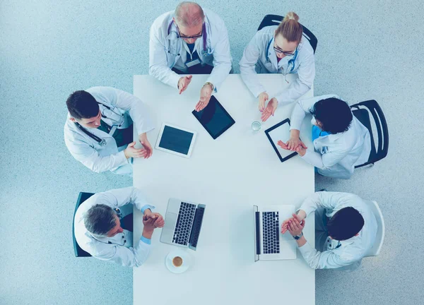 Equipo médico sentado y discutiendo en la mesa, vista superior —  Fotos de Stock