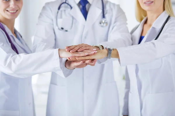 Γιατροί και νοσοκόμες σε ιατρική ομάδα στοιβάζουν χέρια — Φωτογραφία Αρχείου