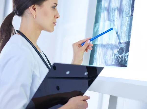 Fiatal mosolygó női orvos sztetoszkóppal mutató X-ray orvosok irodai — Stock Fotó
