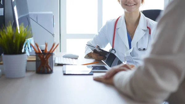 A doctor is talking and examining a patient — Stock Photo, Image