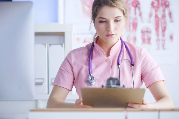 Medico donna seduto con cartella in ospedale — Foto Stock