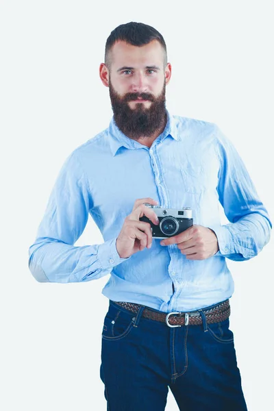 Um retrato de um jovem fotógrafo com uma câmera, isolado sobre fundo branco — Fotografia de Stock