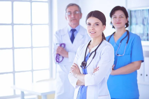 Група лікарів і медсестер, що стоять у лікарняній кімнаті — стокове фото