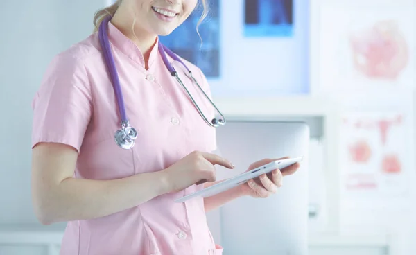 Όμορφη γυναίκα εργαζόμενος υγειονομικής περίθαλψης χρησιμοποιώντας το tablet υπολογιστή στο νοσοκομείο — Φωτογραφία Αρχείου