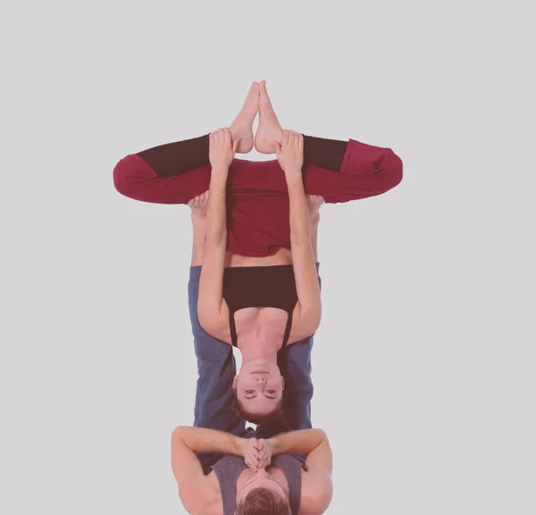Jovem casal atlético praticando acroioga. Balanceamento em par . — Fotografia de Stock