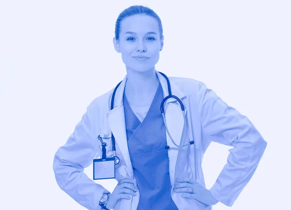 Krásná mladá žena v bílém plášti pózuje s rukou v kapse. Ženský lékař — Stock fotografie