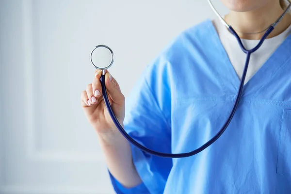 Невідома жінка-лікар зі стетоскопом, що стоїть в медичному кабінеті — стокове фото
