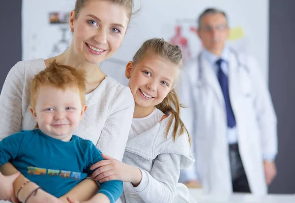 Klein meisje met haar moeder op consult bij een dokter — Stockfoto