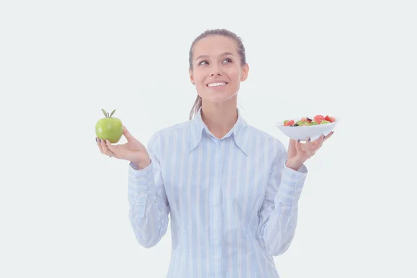 Portret van een mooie vrouwelijke arts met een bord met verse groenten en groene appel. Vrouwelijke dokter. — Stockfoto