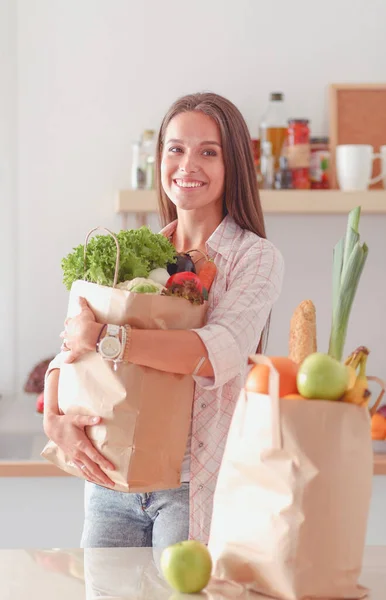Młoda kobieta trzyma torbę na zakupy z warzywami. Młoda kobieta — Zdjęcie stockowe