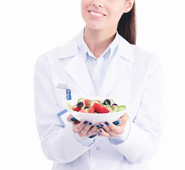 Portré egy gyönyörű doktornőről, aki friss zöldségekkel tartja a tányért. Női orvosok. — Stock Fotó
