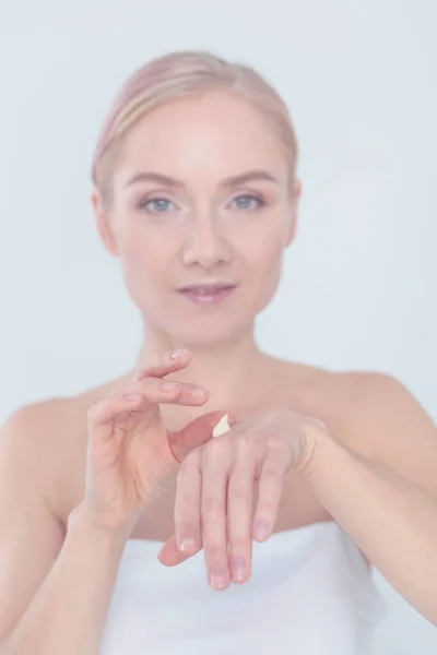 Het mooie jonge meisje met een schone huid raakt met een hand een Wang — Stockfoto