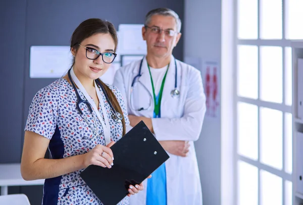 Un team medico di medici, uomini e donne, in carica — Foto Stock